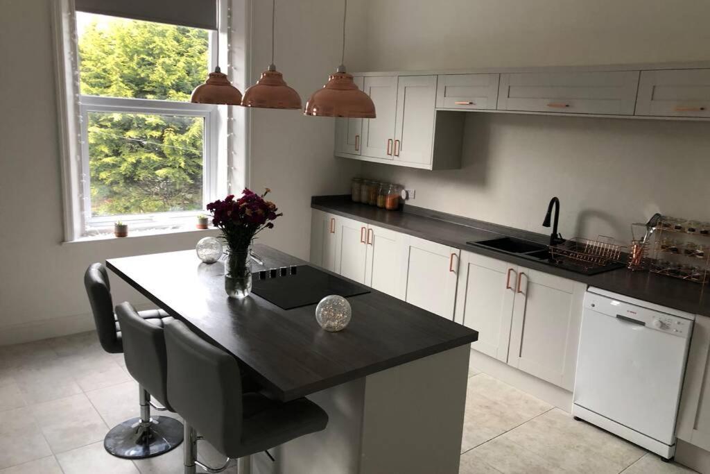 Stunning Bebington Maisonette - Large Private Drive And Entrance, Good Transport Links 외부 사진