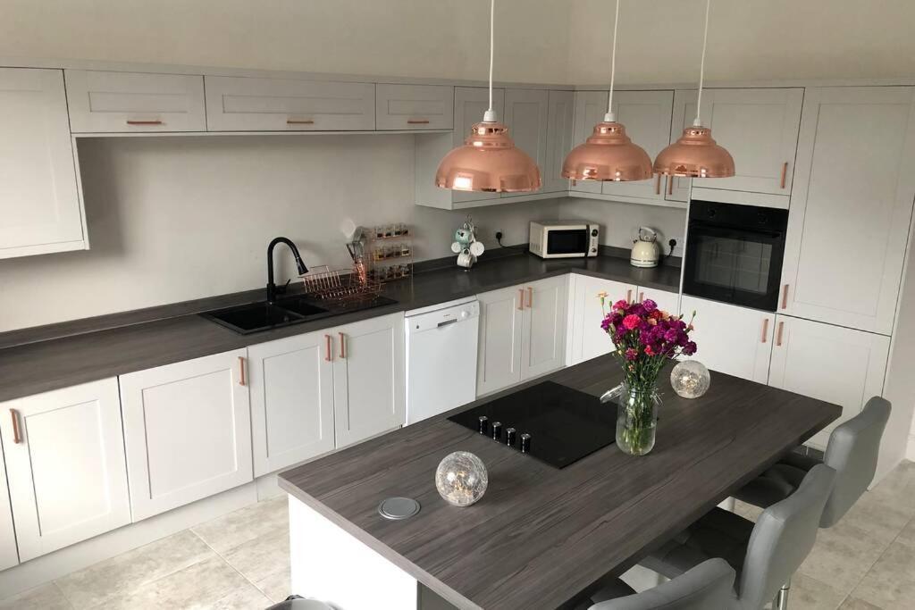 Stunning Bebington Maisonette - Large Private Drive And Entrance, Good Transport Links 외부 사진
