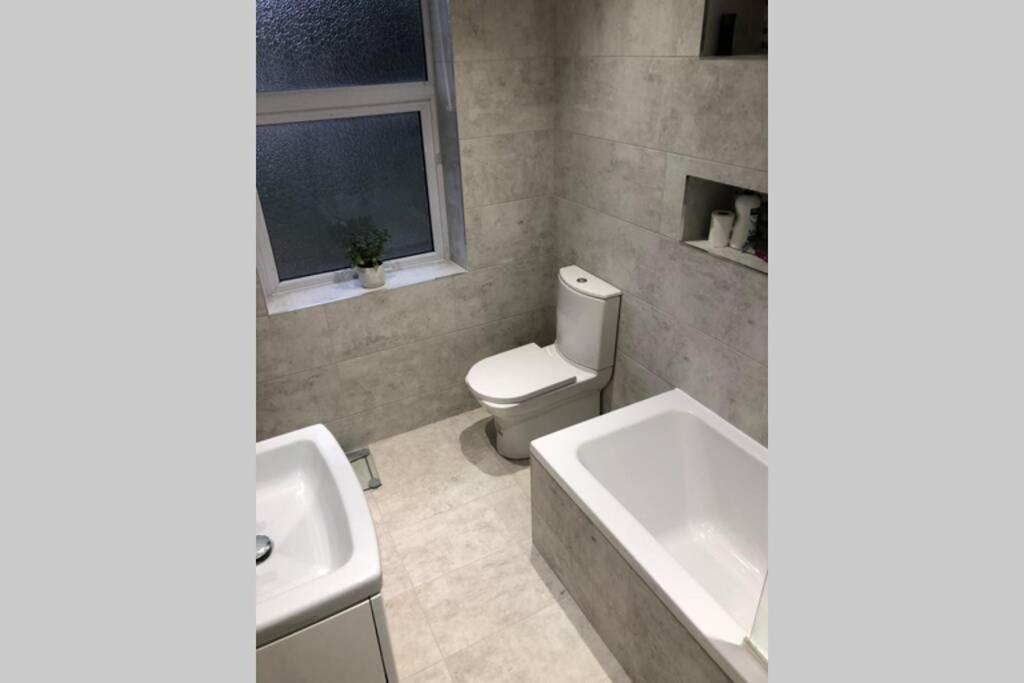Stunning Bebington Maisonette - Large Private Drive And Entrance, Good Transport Links 외부 사진