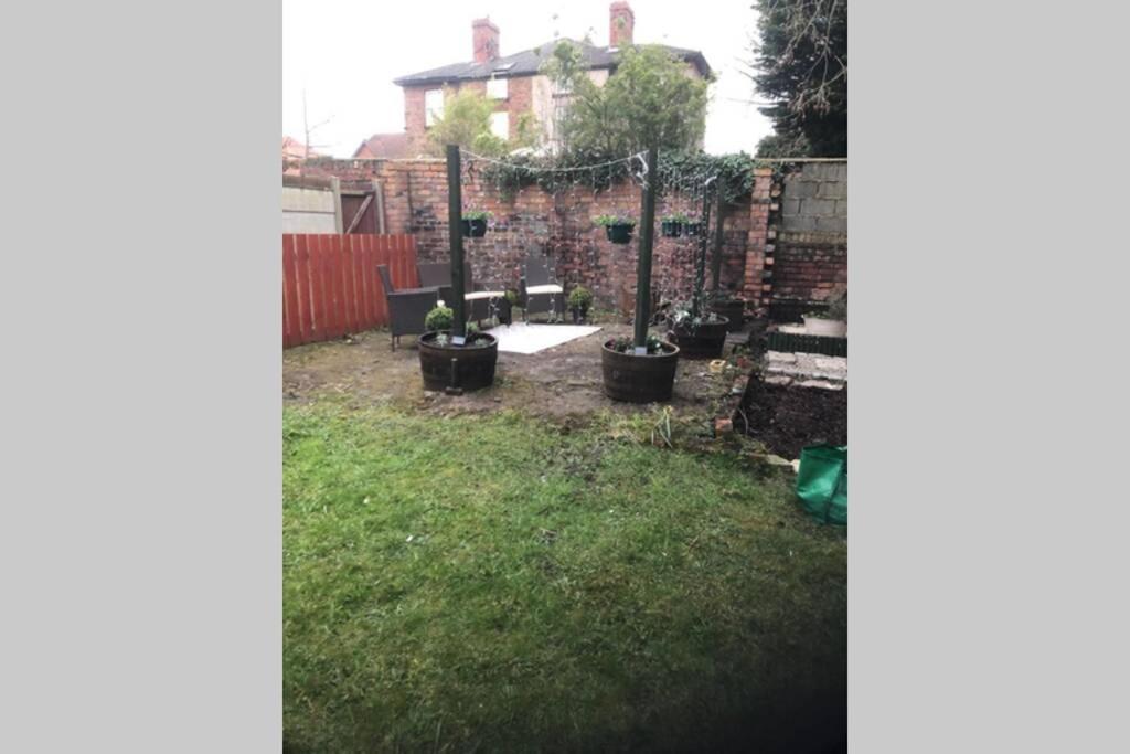 Stunning Bebington Maisonette - Large Private Drive And Entrance, Good Transport Links 외부 사진