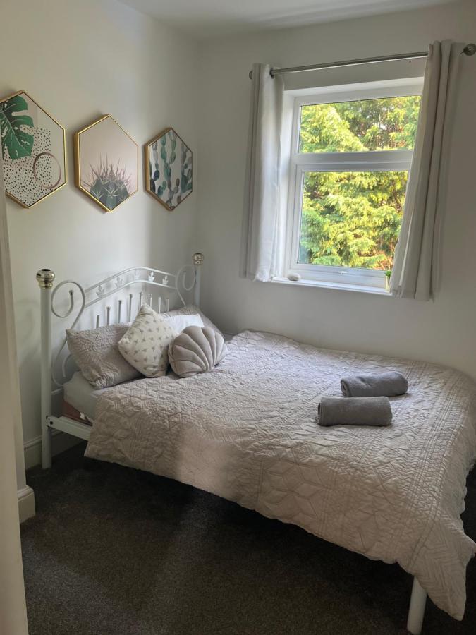 Stunning Bebington Maisonette - Large Private Drive And Entrance, Good Transport Links 외부 사진