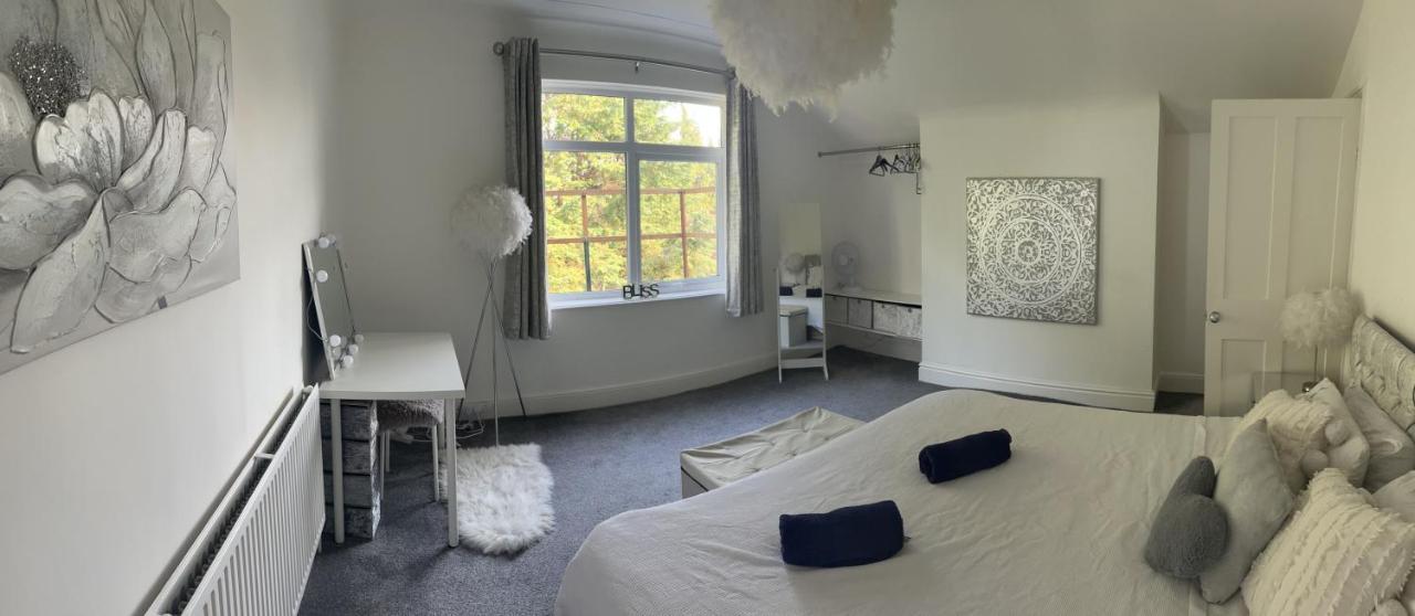Stunning Bebington Maisonette - Large Private Drive And Entrance, Good Transport Links 외부 사진