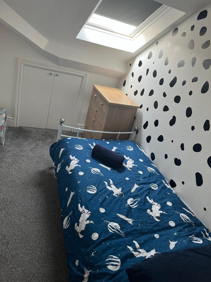 Stunning Bebington Maisonette - Large Private Drive And Entrance, Good Transport Links 외부 사진