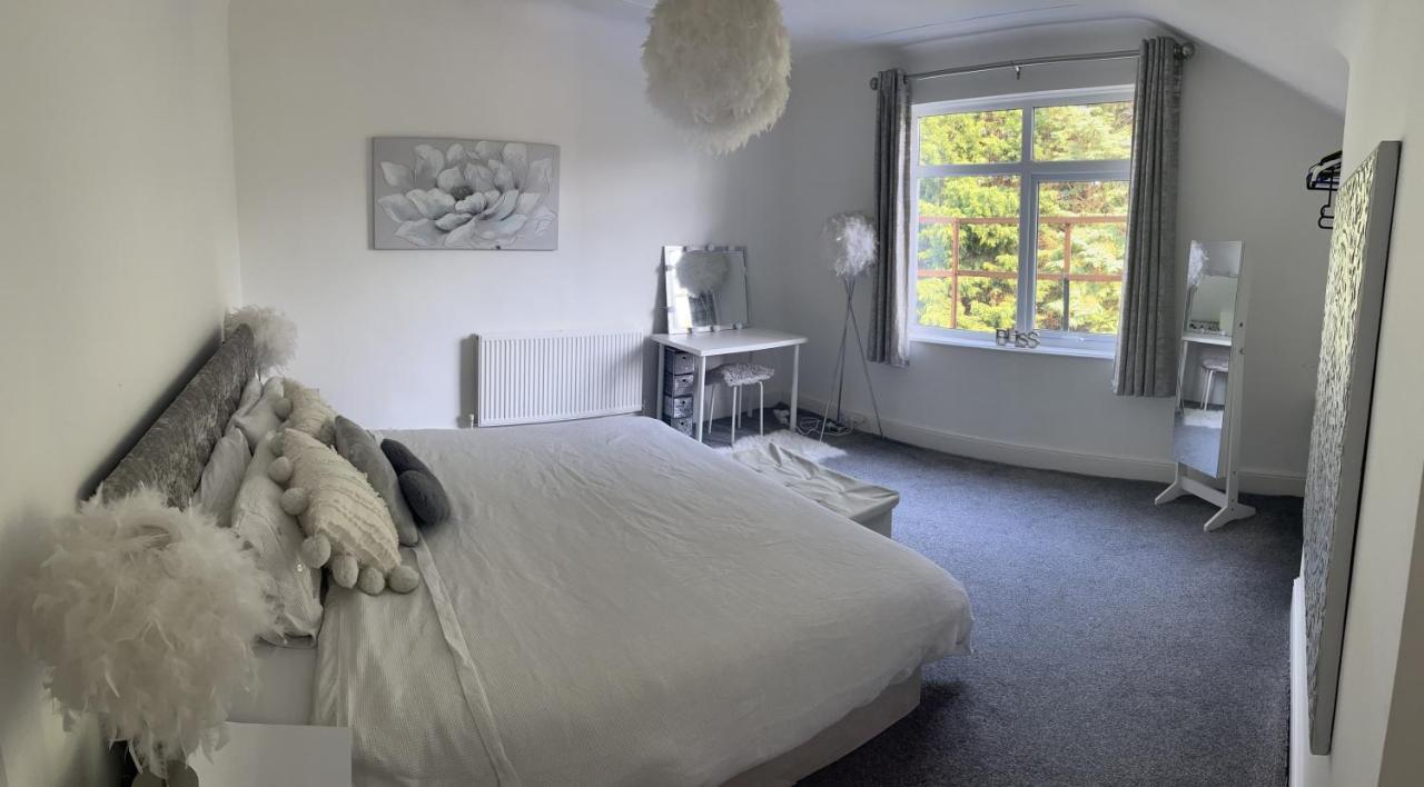 Stunning Bebington Maisonette - Large Private Drive And Entrance, Good Transport Links 외부 사진